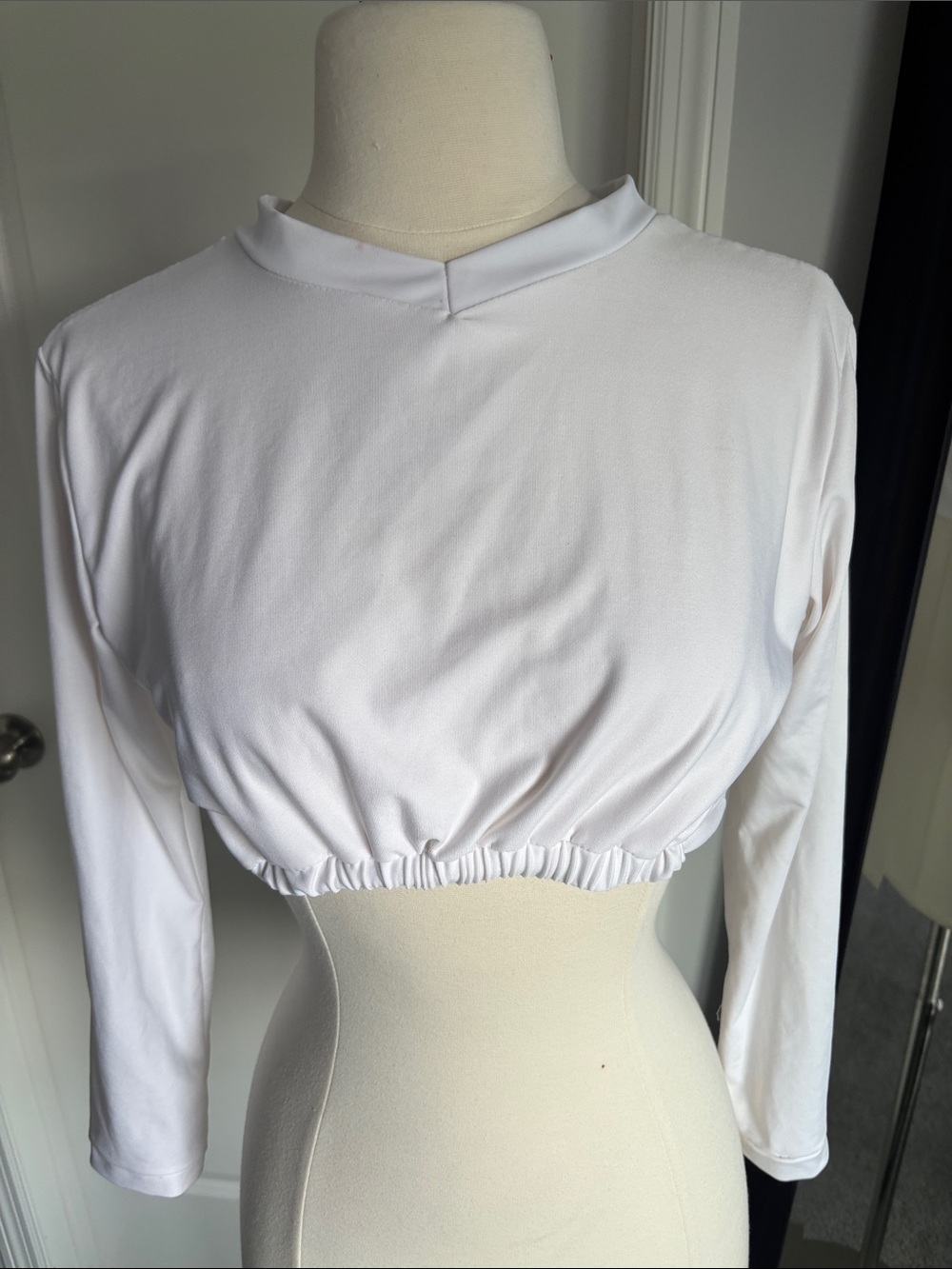 Cropped White Long-Sleeve Top with Notch Neck and Elastic Hem